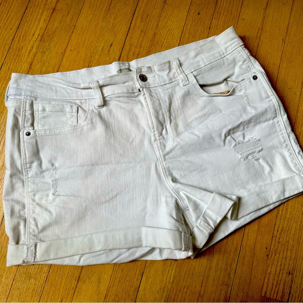 Old Navy White, Mid-Rise Boyfriend shorts